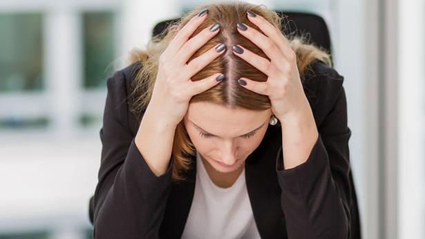 Ein Burnout kann sich durch unterschiedliche Beschwerden bemerkbar machen