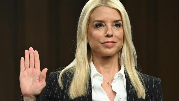 Pam Bondi leistet während einer Anhörung vor dem US-Kongress einen Eid.