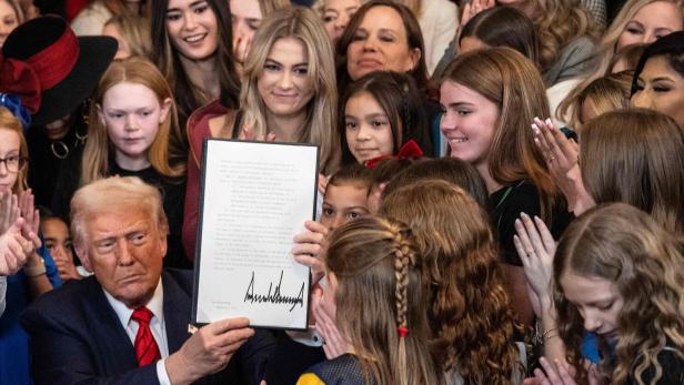 US-POLITICS-TRUMP-WOMEN Trumps nächstes Dekret: Transfrauen im Damensport verboten