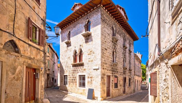 Jeder Schritt in Vodnjan fühlt sich an wie die Zeitreise in eine andere Epoche. Der Palast Bettica aus dem 14. Jahrhundert beherbergt heute das Museum der Stadt.