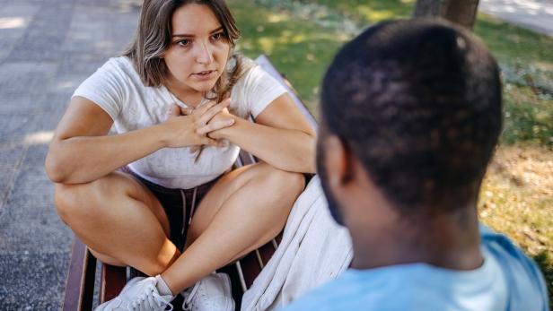 Ein Paar hat ein wichtiges Gespräch.