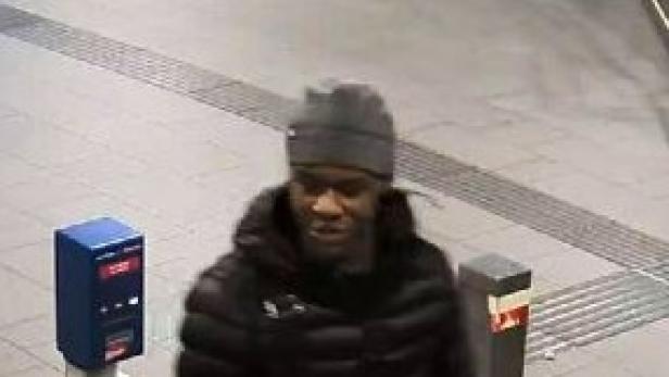 Raubüberfall mit Schusswaffen in Wien: Polizei sucht diesen Mann