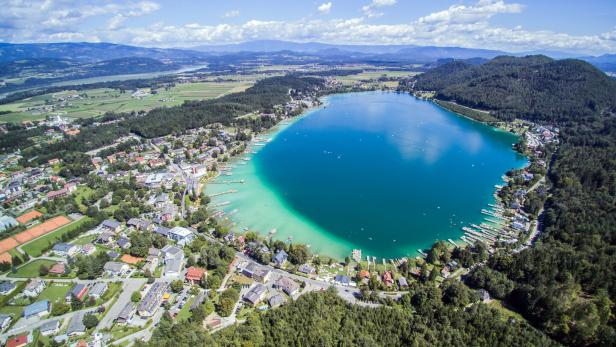 Drone view on the Klopeiner See area, Austria Millionenpleite eines bekannten Betreibers von drei Hotels