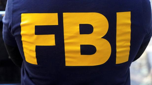 FILE PHOTO: An FBI logo is pictured on an agent's shirt in Manhattan "Erhebliche Gefahr": Veröffentlichung der Namen von FBI-Mitarbeitern gestoppt