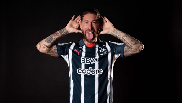 Sergio Ramos in einem Trikot von Monterrey, die Zunge herausstreckend.