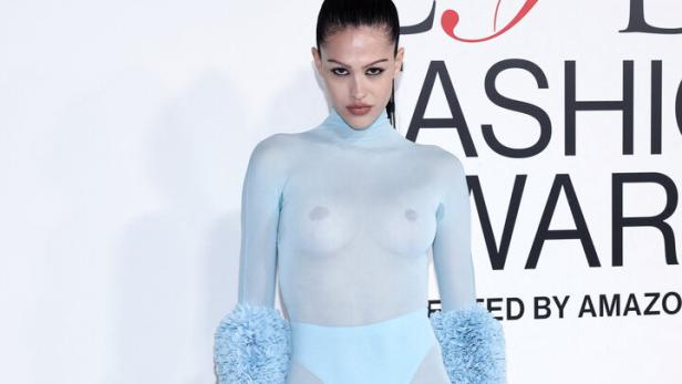 Ein Model trägt ein transparentes, hellblaues Kleid mit Rüschenärmeln auf dem CFDA Fashion Award-Event.
