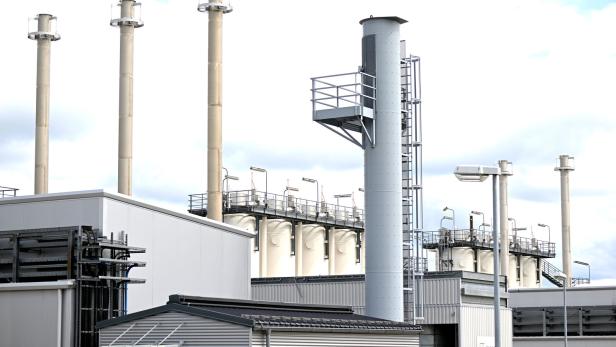 ++ THEMENBILD ++ GASSPEICHER IN HAIDACH Ein Teil der Gasspeicherstation Haidach bei Straßwalchen in Salzburg.