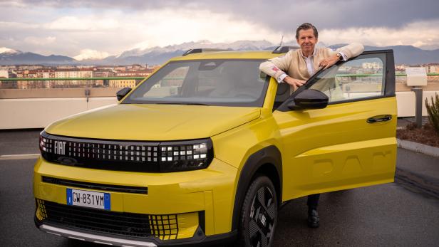 Fiat-CEO Olivier Francois mit dem neuen Grande Panda über den Dächern von Turin