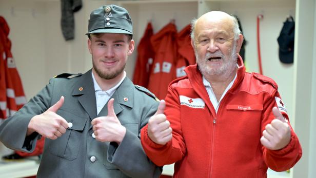 Ein Mal Uniform tauschen, bitte: Bernhard Lehner (li.) ist jetzt Zivi, Franz Neuhauser startete 1975