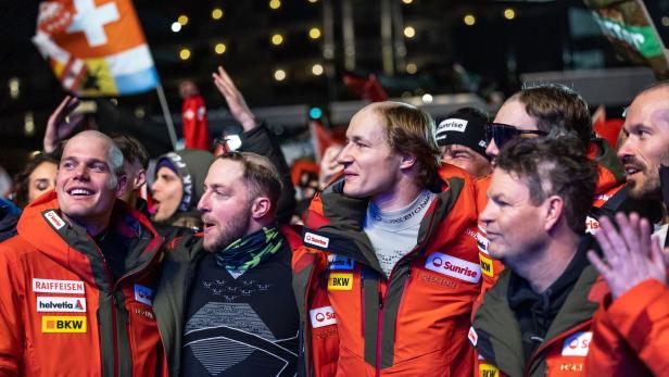 SKI-WM 2025 SAALBACH-HINTERGLEMM: ABFAHRT DER MÄNNER/ MEDAILLENZEREMONIE: ODERMATT (SUI) Das Schweizer WM-Team: Spaß beim Rennfahren – und beim Feiern