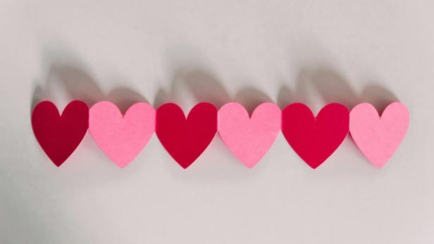 Last Minute-Geschenke zum Valentinstag. Herz-Kette an der Wand