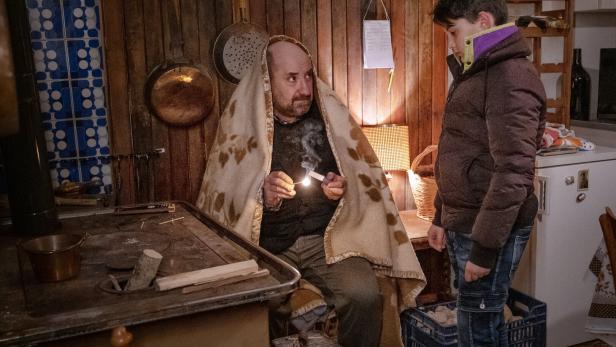 Antonio Albanese als Lehrer, der kein Feuer machen kann: "Wilkommen in den Bergen - Versetzung mit Aussicht"