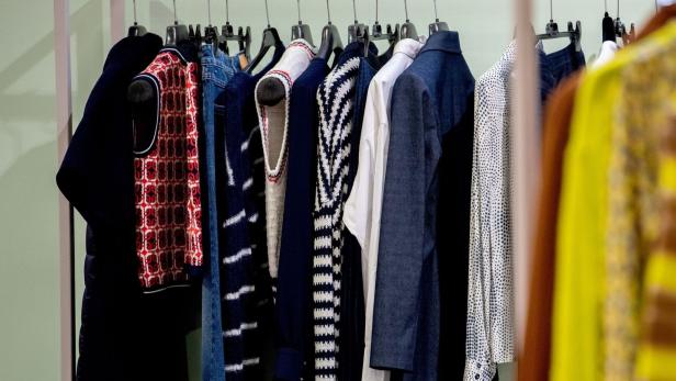 Neutrale Farben wie Grau, Weiß, Schwarz oder Dunkelblau sind die Basis zeitloser Garderobe