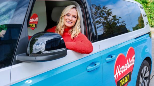 Bus lenken, moderieren und zuhören:  Tina Ritschl ist im „Herzblatt Taxi“ gefordert.