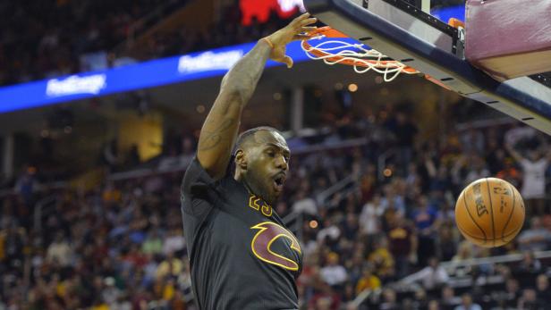 LeBron James dunkt den Ball während eines Basketballspiels.