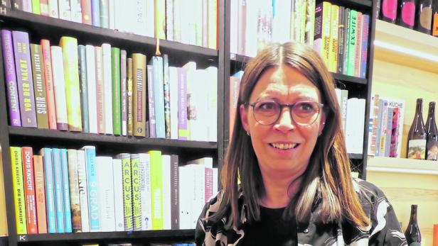Martina Gstöttner in ihrer Buchhandlung