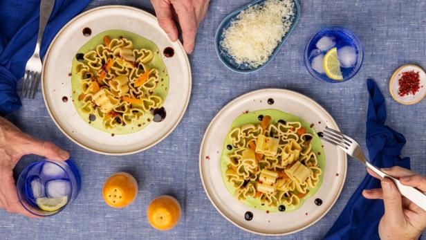 Ein Paar isst Pasta zum Valentinstag.