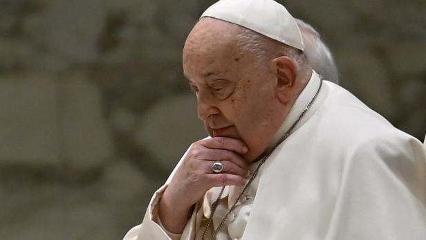 Papst Franziskus ins Krankenhaus eingeliefert