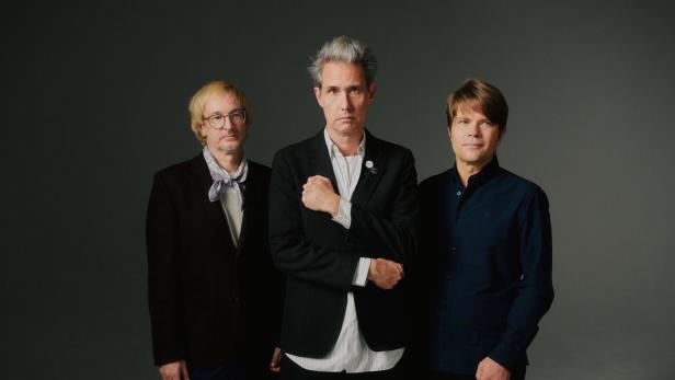 Tocotronic: Dirk von Lowtzow (Mitte), Jan Müller (re.) und Arne Zank. 