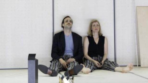 Akademietheater: Zuerst befreites Lachen, dann Beklemmung in Zeitlupe