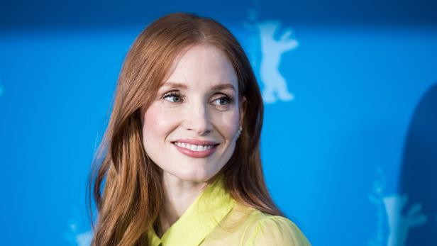 Jessica Chastain und im Hintergrund das Berlinale-Logo
