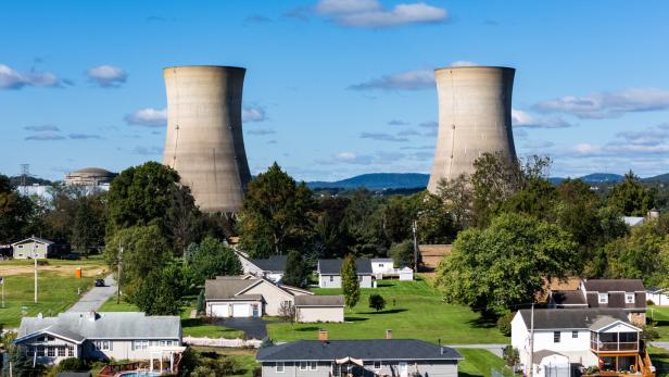 Kühltürme des Atomkraftwerks Three Mile Island hinter Siedlung