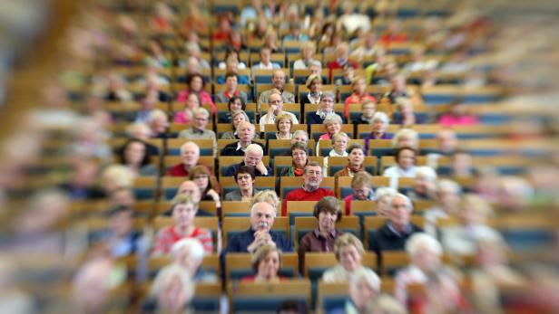 Senioren sitzen am 22.05.2013 bei einer Vorlesung in einem Hörsaal der Universität in Münster (Nordrhein-Westfalen). Ältere Studierende besuchen als Gasthörer die Universitäten in NRW. Foto: Friso Gentsch/dpa +++(c) dpa - Bildfunk+++