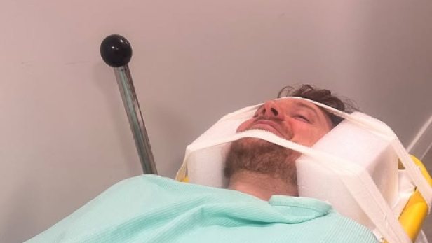 Conor Maynard: 32-jähriger Mann liegt auf einer Krankentrage, der Kopf ist fixiert
