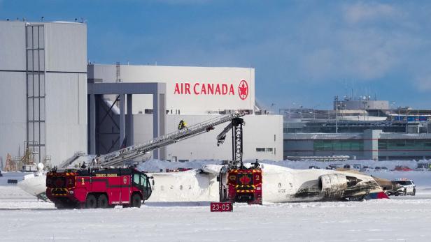 Bruchlandung: Flugzeug auf dem Rücken gelandet