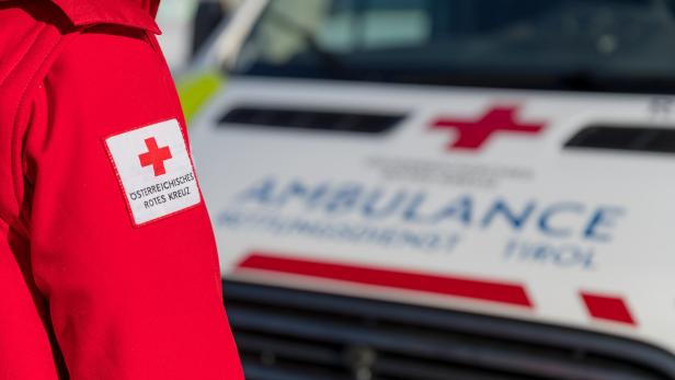 Rettungssanitäter vor Rot-Kreuz-Auto
