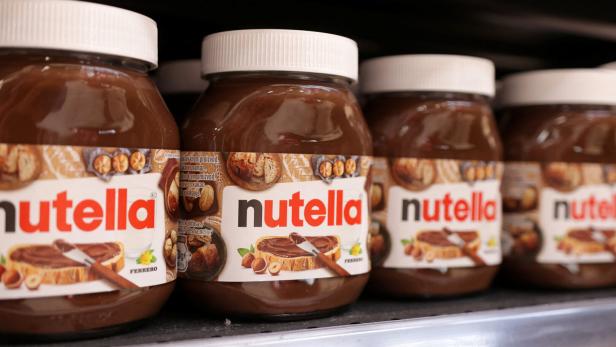 Mehrere Gläser Nutella stehen in einem Regal.