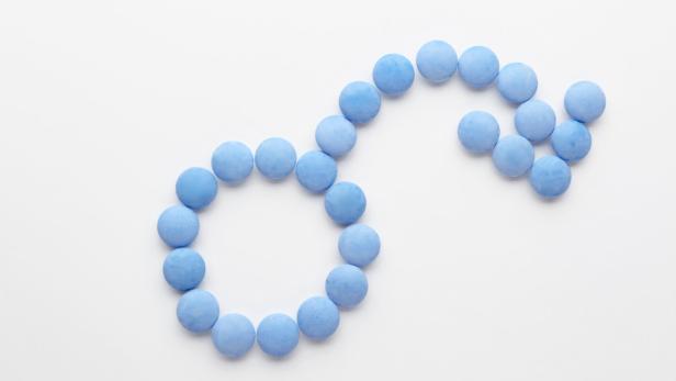 Male symbol with bent arrow of pills symbolizing potency problems on white background, flat lay Ab 40 reduziert sich der Testosteronspiegel