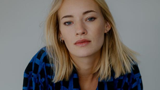 Valerie Huber, 1996 in Wien geboren, spielte mit elf in "Tom Turbo", war Miss Earth Austria, ist heute Schauspielerin und unter dem Namen Valeh Sängerin. 