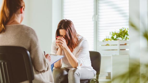 Frau mit Depressionen in Therapie.