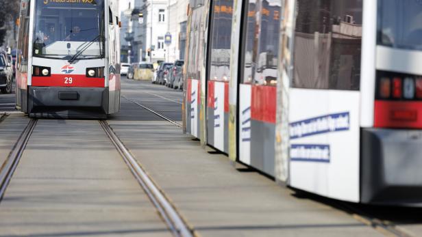 Straßenbahn Linie 5 Rauscherstraße: Geschwindigkeitsbeschränkung Wiener Linien: Öffi-Stopp für Trauerminute