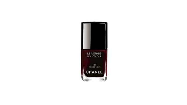 Eine Flasche „Le Vernis“ Nagellack von Chanel in der Farbe „Rouge Noir“.