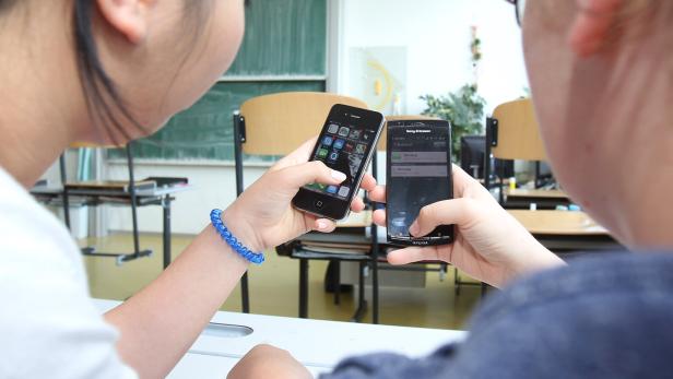 Smartphone-Verbot in Schulen:  "Manchmal sind alle am Handy"