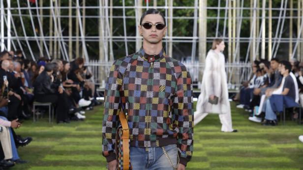 Ein Model auf dem Laufsteg während einer Modenschau von Louis Vuitton.