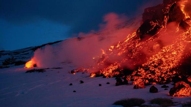 Ätna spuckt Lava: Touristen bringen sich wegen Selfies in Gefahr