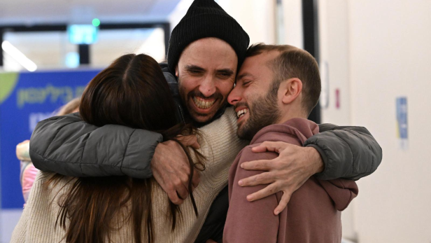 Österreichische Hamas-Geisel Tal Shoham freigelassen und wieder mit Familie vereint.