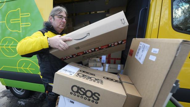 ++ THEMENBILD ++ ÖSTERREICHISCHE POST AG/PAKETZUSTELLUNG/WEIHNACHTEN