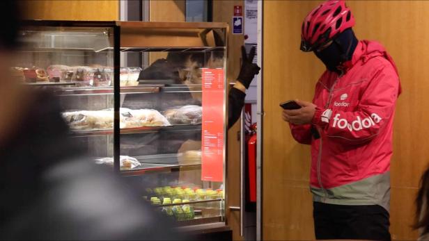 Mann stahl Essenslieferanten Scooter und die Lieferantentasche