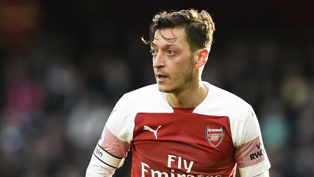 Mesut Özil im Trikot des FC Arsenal mit Kapitänsbinde.