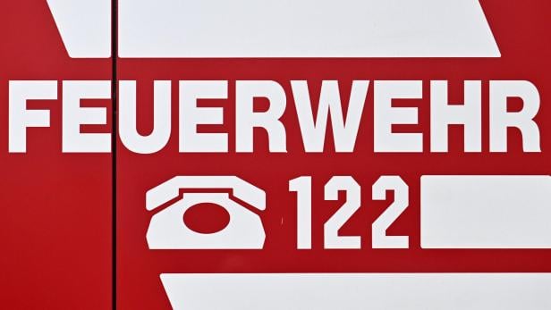 ++ THEMENBILD ++ FEUERWEHR / NOTRUF 122 / EINSATZKRÄFTE Auffahrunfall auf Westautobahn in OÖ: 41-jähriger Mann getötet