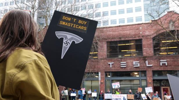 Demonstranten vor einem Tesla-Geschäft