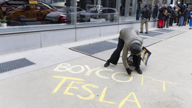 Protest outside Tesla dealership in New York Der Lack ist ab: Das veritable Musk-Problem von Tesla