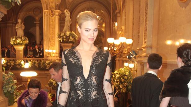 Model und Schauspielerin Larissa Marolt kommt auf Einladung von Campari zum Opernball