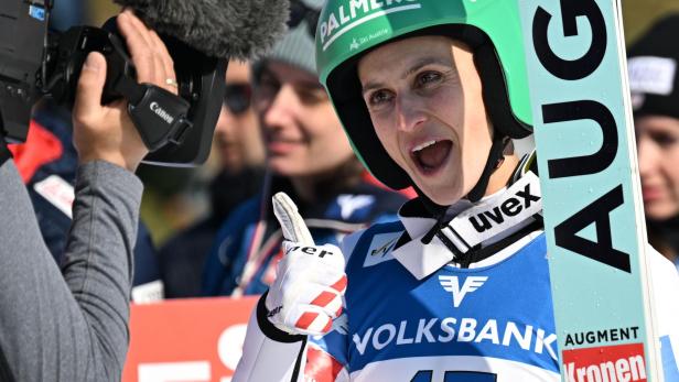 Skispringen: Frauen-Weltcup in Hinzenbach: Finaldurchgang / Pinkelnig (AUT).