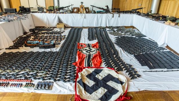 ++ HANDOUT ++ GROSSER WAFFENFUND BEI "RECHTS-ROCKERN" IN OÖ SICHERGESTELLT