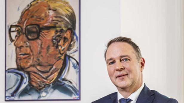 Es gibt doch einen Konnex zur Kunst: Andreas Babler vor Kreisky-Porträt